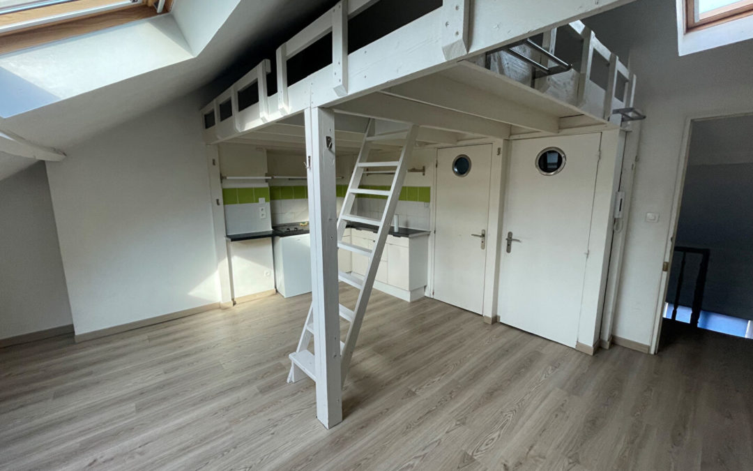 A VENDRE – Studio avec mezzanine en dernier étage – VAUBAN (Rue Nationale)