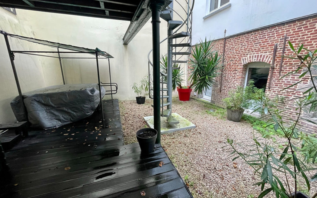 VIEUX LILLE – Appartement d’exception avec cour privative (jacuzzi), terrasse, balcon et stationnements